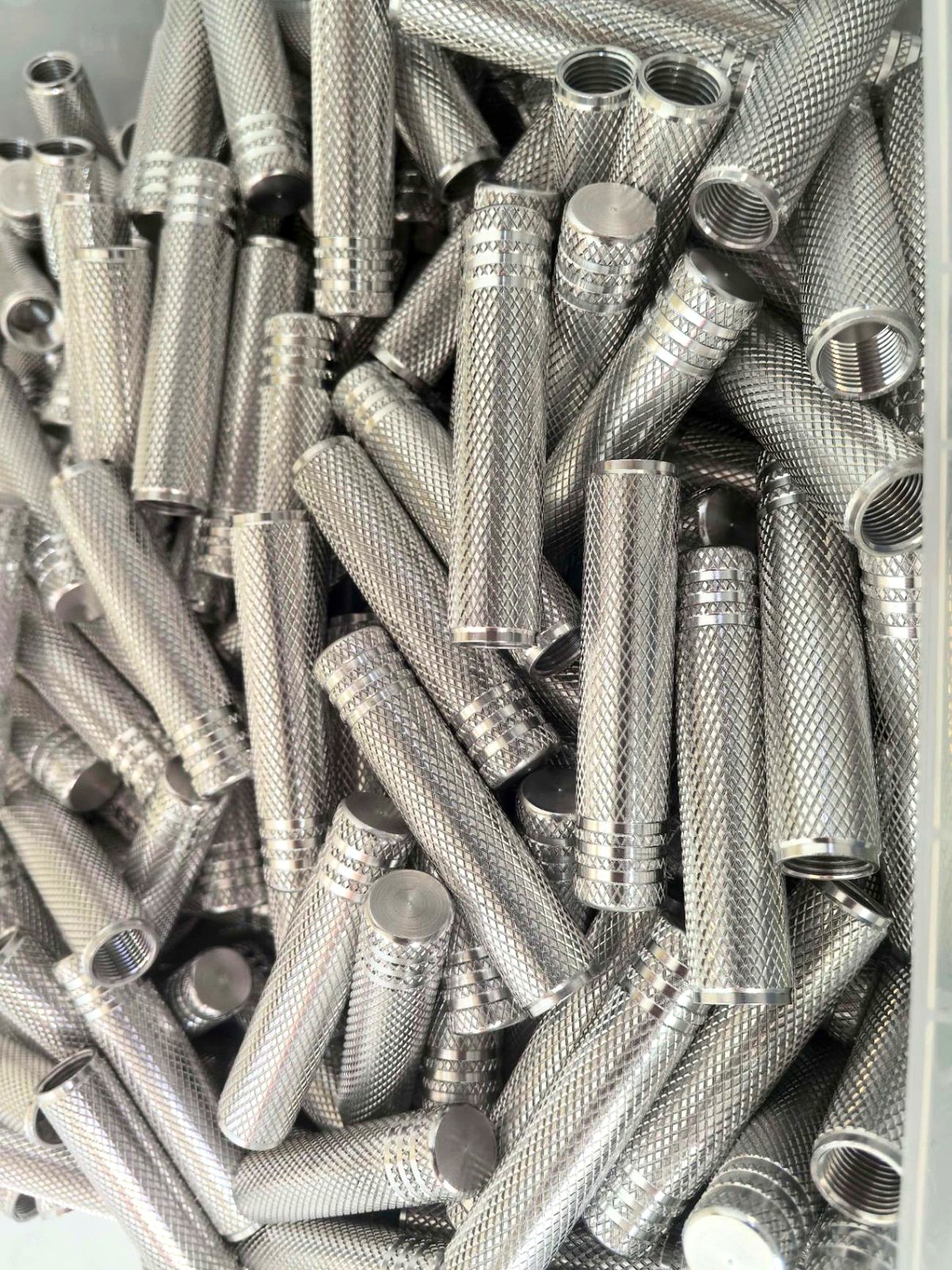 Knurled rod handles and machined parts in batch
